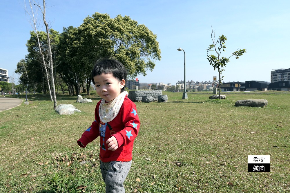 桃園青埔親子公園 | 【臺灣橫山書法藝術公園】 埤塘公園 沙坑溜滑梯鞦韆 腳踏車道 近華泰名品城 - 老皮嫩肉的流水帳生活