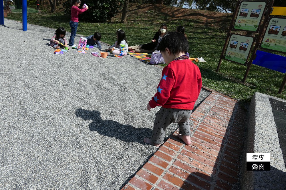 桃園青埔親子公園 | 【臺灣橫山書法藝術公園】 埤塘公園 沙坑溜滑梯鞦韆 腳踏車道 近華泰名品城 - 老皮嫩肉的流水帳生活