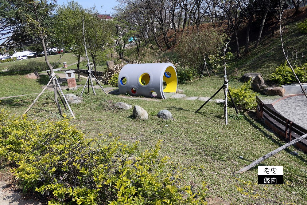 桃園青埔親子公園 | 【臺灣橫山書法藝術公園】 埤塘公園 沙坑溜滑梯鞦韆 腳踏車道 近華泰名品城 - 老皮嫩肉的流水帳生活