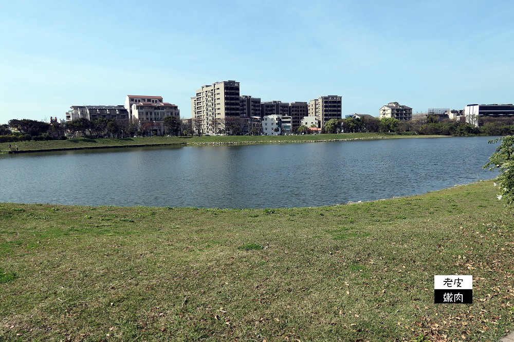 桃園青埔親子公園 | 【臺灣橫山書法藝術公園】 埤塘公園 沙坑溜滑梯鞦韆 腳踏車道 近華泰名品城 - 老皮嫩肉的流水帳生活