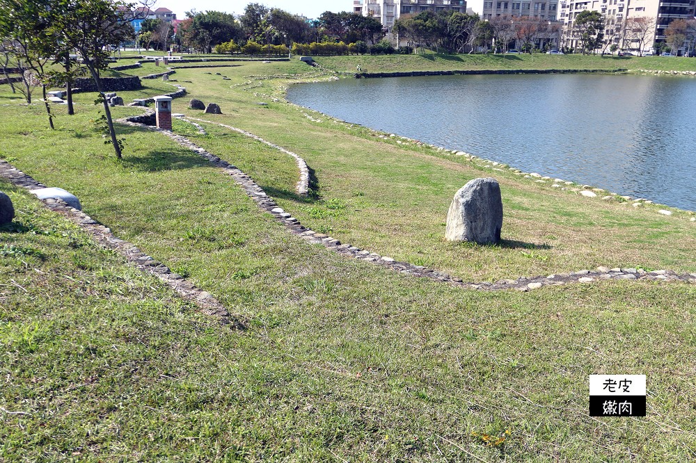 桃園青埔親子公園 | 【臺灣橫山書法藝術公園】 埤塘公園 沙坑溜滑梯鞦韆 腳踏車道 近華泰名品城 - 老皮嫩肉的流水帳生活