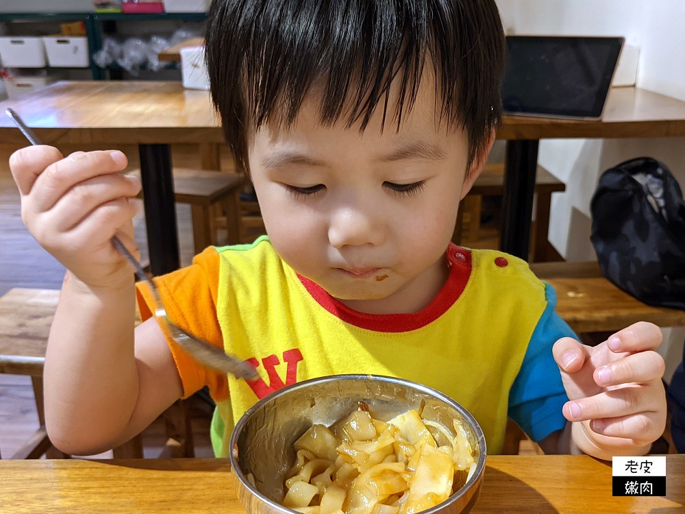 竹南車站平民美食推薦 | 有國宴菜的文青麵店【麵容餃好 竹南店】黑豬肉水餃 多樣滷味可選 - 老皮嫩肉的流水帳生活