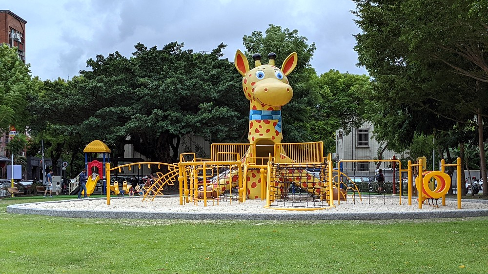 花蓮親子寵物公園推薦 | 【長頸鹿親子公園】 六米高長頸鹿結合溜滑梯、攀爬網遊具、沙坑 - 老皮嫩肉的流水帳生活