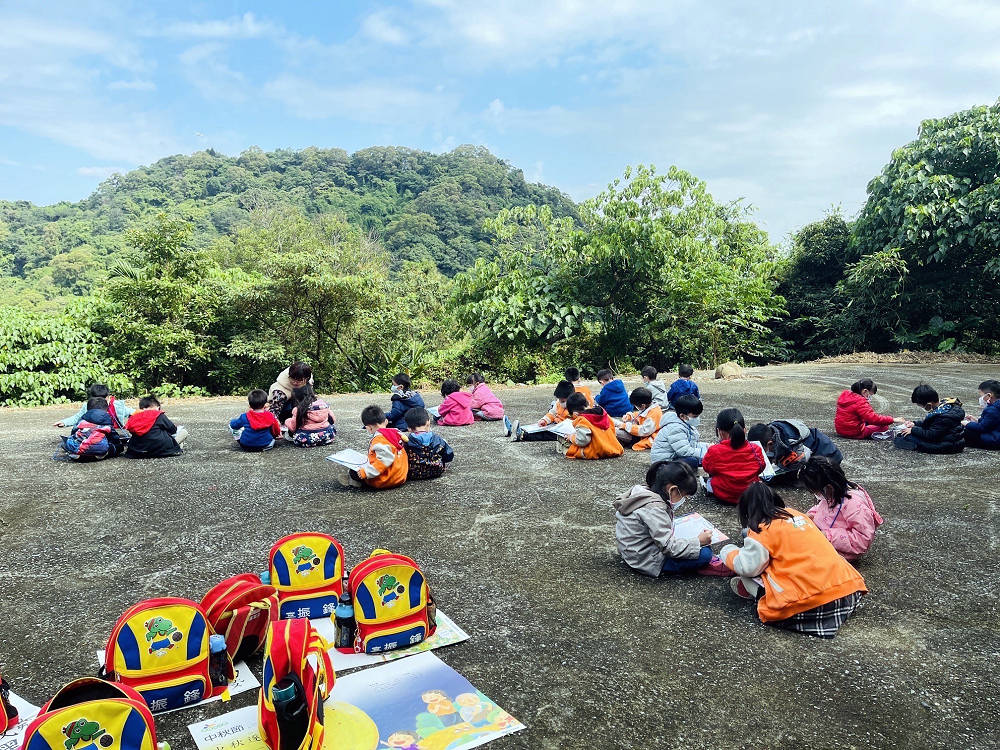 新北私立幼兒園參觀 | 【振鋒幼兒園】全美語互動教學 田園教學 腹地廣可供孩童奔跑 - 老皮嫩肉的流水帳生活