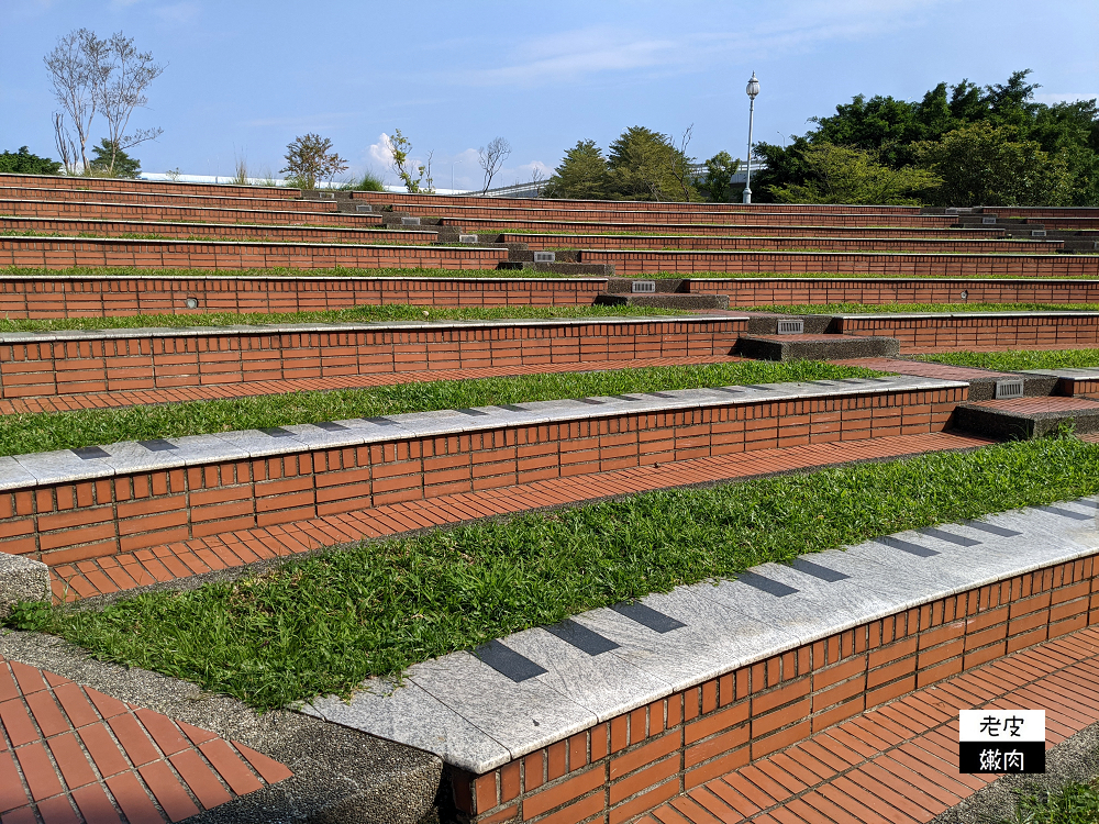 板橋免費親子公園 | 位於住宅區裡的【板橋音樂公園】立體共融遊戲場 寵物友善公園 - 老皮嫩肉的流水帳生活