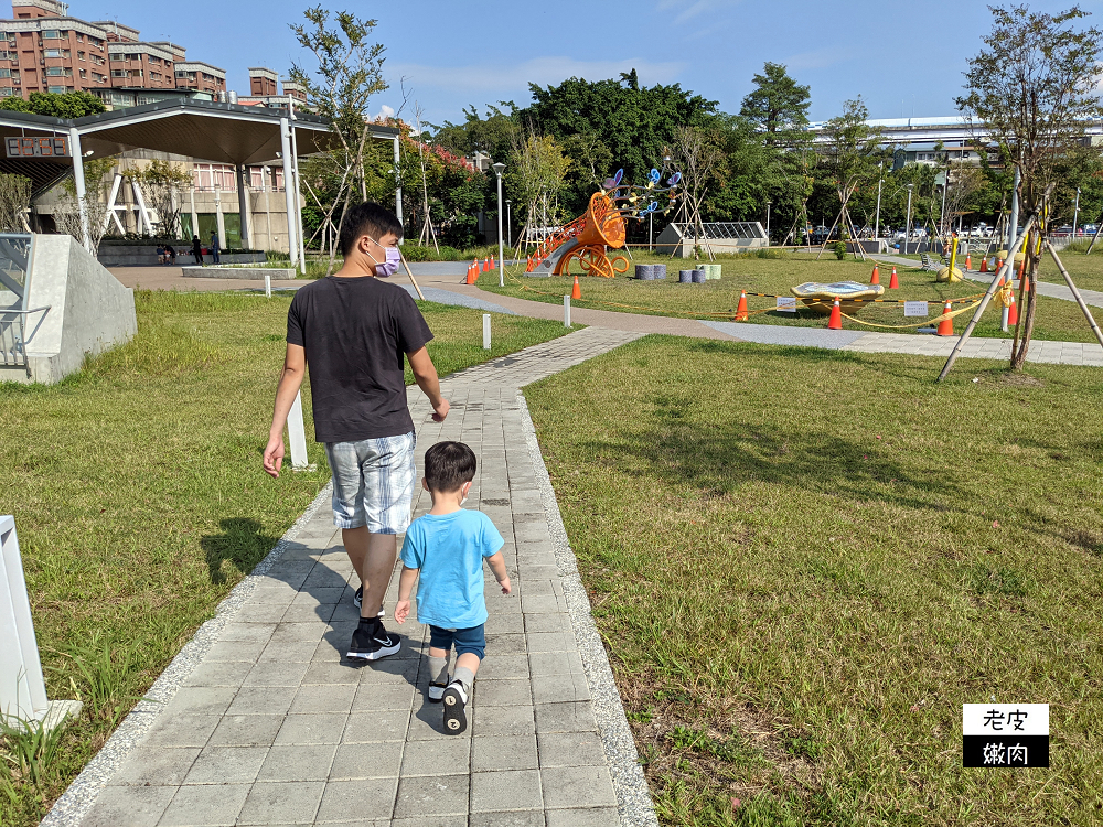 板橋免費親子公園 | 位於住宅區裡的【板橋音樂公園】立體共融遊戲場 寵物友善公園 - 老皮嫩肉的流水帳生活