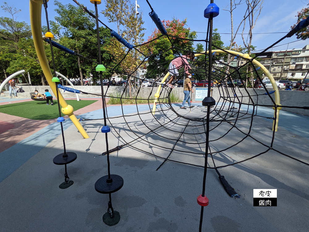 板橋免費親子公園 | 位於住宅區裡的【板橋音樂公園】立體共融遊戲場 寵物友善公園 - 老皮嫩肉的流水帳生活