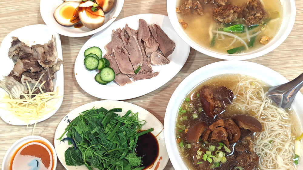 花蓮銅板美食 | 花蓮古早味【京湘排骨麵】推排骨酥跟豬腳系列主餐 小菜豐富有冷氣 - 老皮嫩肉的流水帳生活