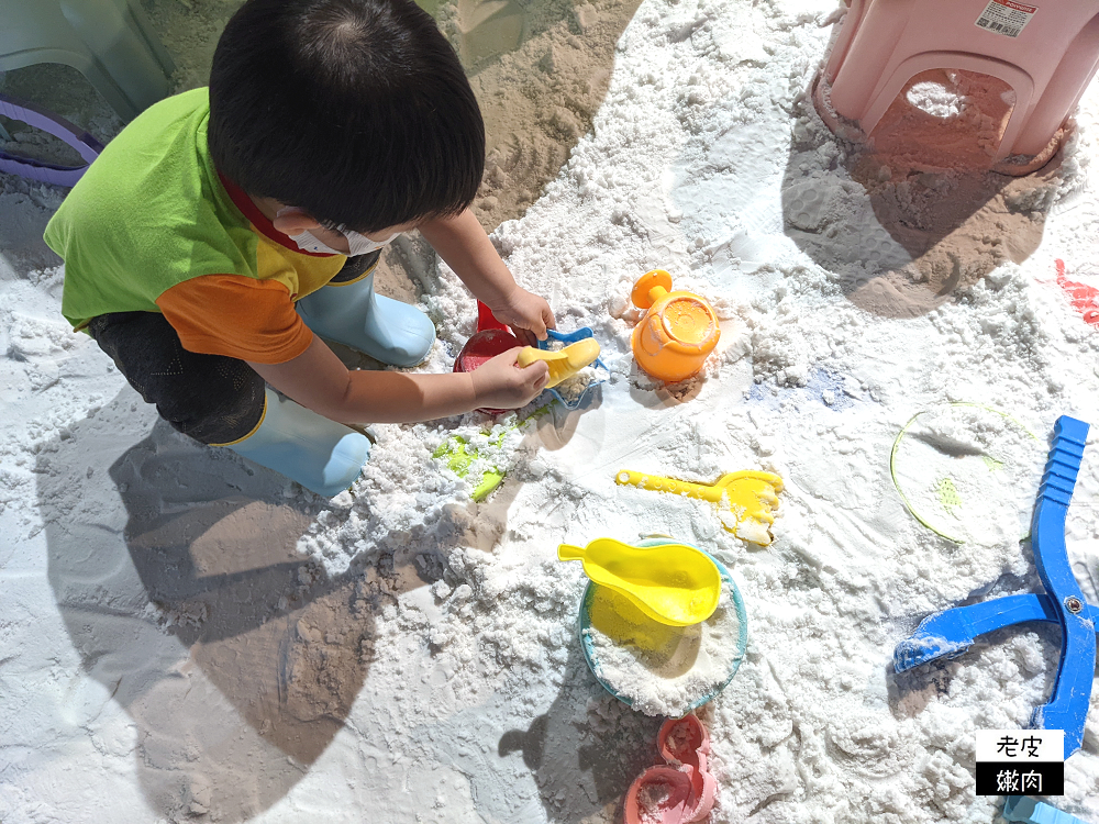 新竹市內親子遊樂園 | 日本最受歡迎【遊戲愛樂園新竹巨城酷雪公園店】室內常溫滑雪場 - 老皮嫩肉的流水帳生活