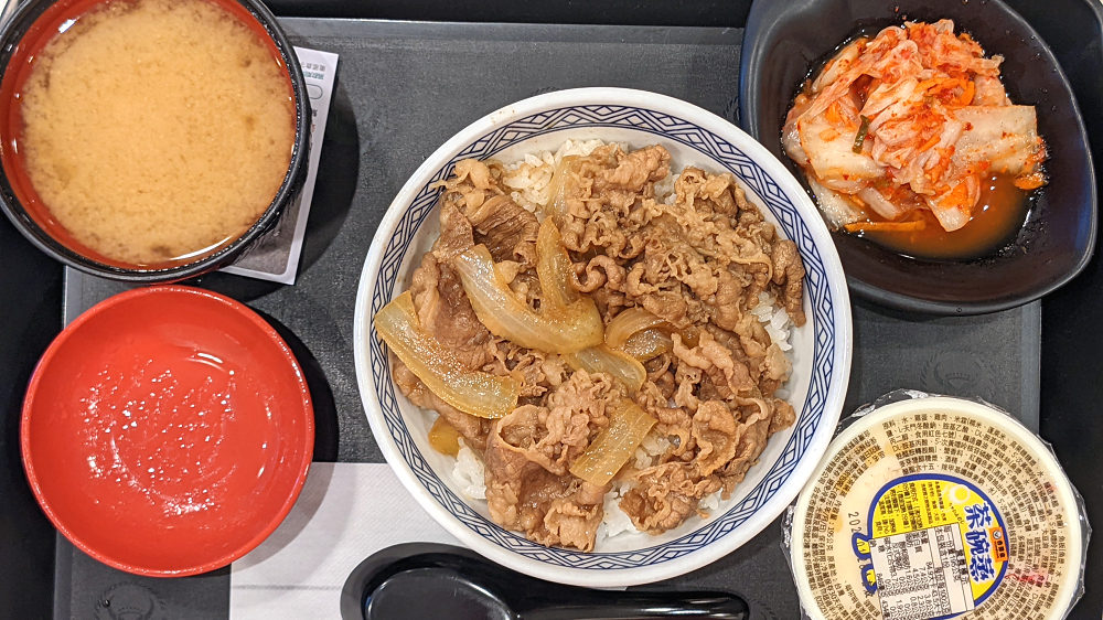 牛丼老店 | 【吉野家】中碗牛丼套餐分享 / 2022年菜單 - 老皮嫩肉的流水帳生活