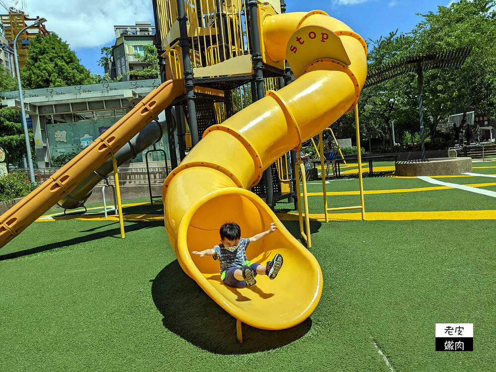 台北特色公園|免費親子景點【建成公園共融兒童遊戲場】兩層樓打鐵造型溜滑梯 - 老皮嫩肉的流水帳生活