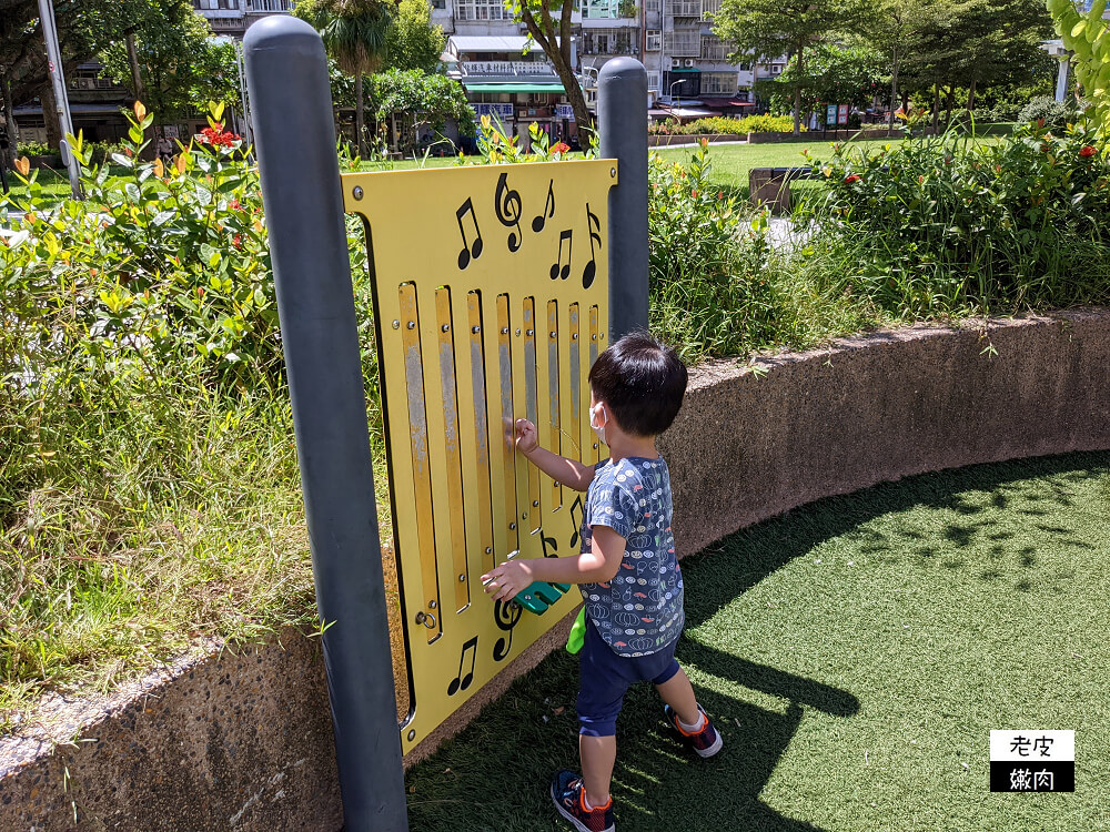 台北特色公園|免費親子景點【建成公園共融兒童遊戲場】兩層樓打鐵造型溜滑梯 - 老皮嫩肉的流水帳生活