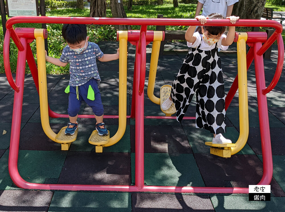 台北特色公園|免費親子景點【建成公園共融兒童遊戲場】兩層樓打鐵造型溜滑梯 - 老皮嫩肉的流水帳生活