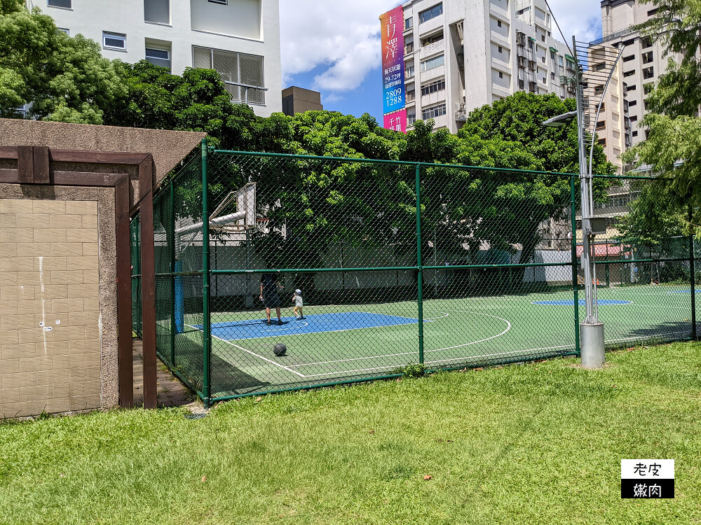 台北特色公園|免費親子景點【建成公園共融兒童遊戲場】兩層樓打鐵造型溜滑梯 - 老皮嫩肉的流水帳生活