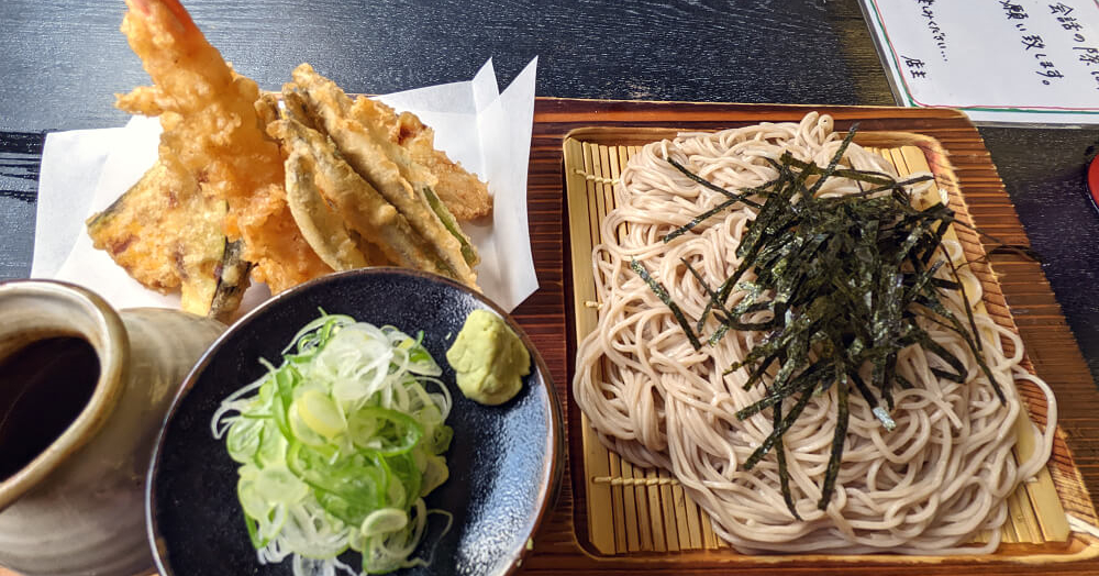 北海道賞楓行必去|札幌近郊定山溪溫泉在地美食【生蕎麦 紅葉亭】 - 老皮嫩肉的流水帳生活