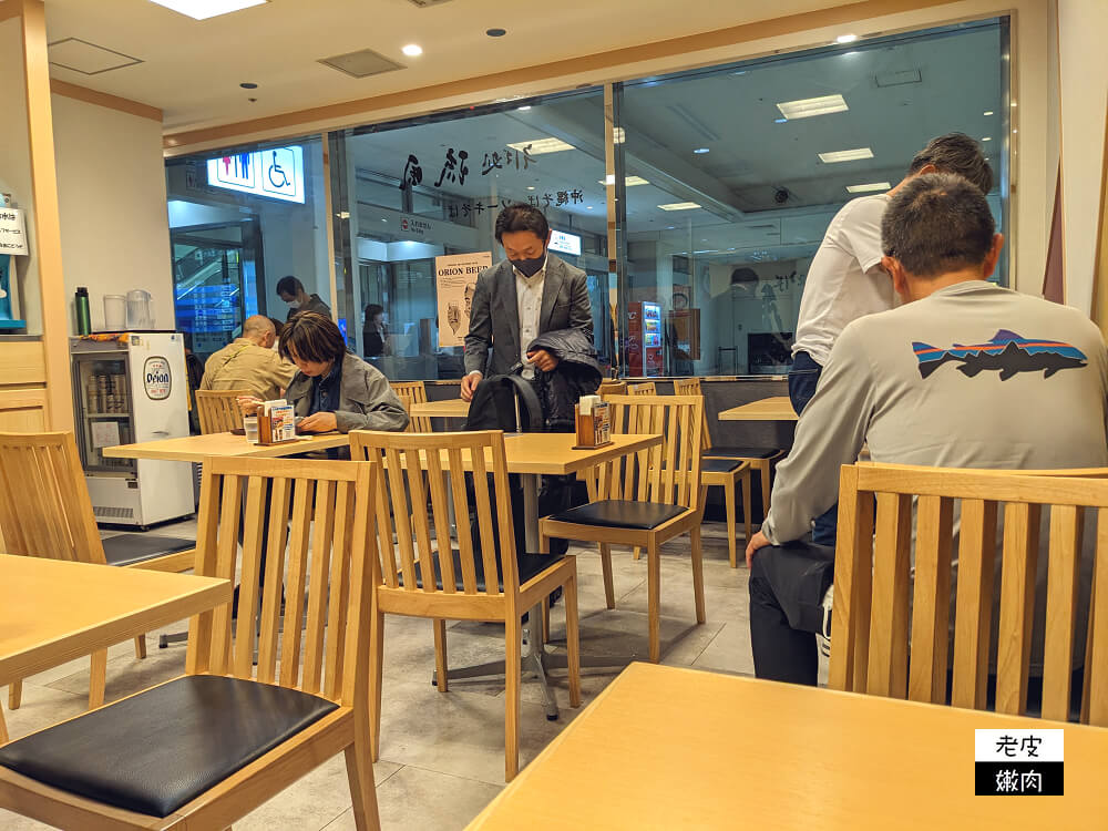 那霸機場銅板美食推薦|國內線1樓【蕎麥處 琉風】軟骨蕎麥麵 沖繩麵 - 老皮嫩肉的流水帳生活