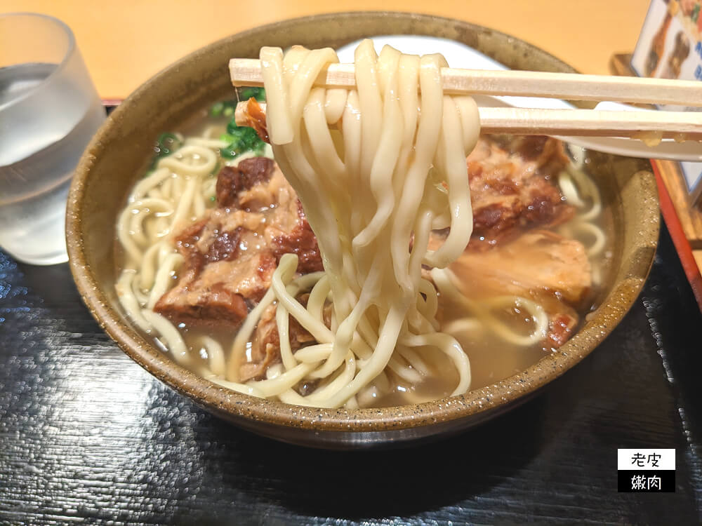 那霸機場銅板美食推薦|國內線1樓【蕎麥處 琉風】軟骨蕎麥麵 沖繩麵 - 老皮嫩肉的流水帳生活