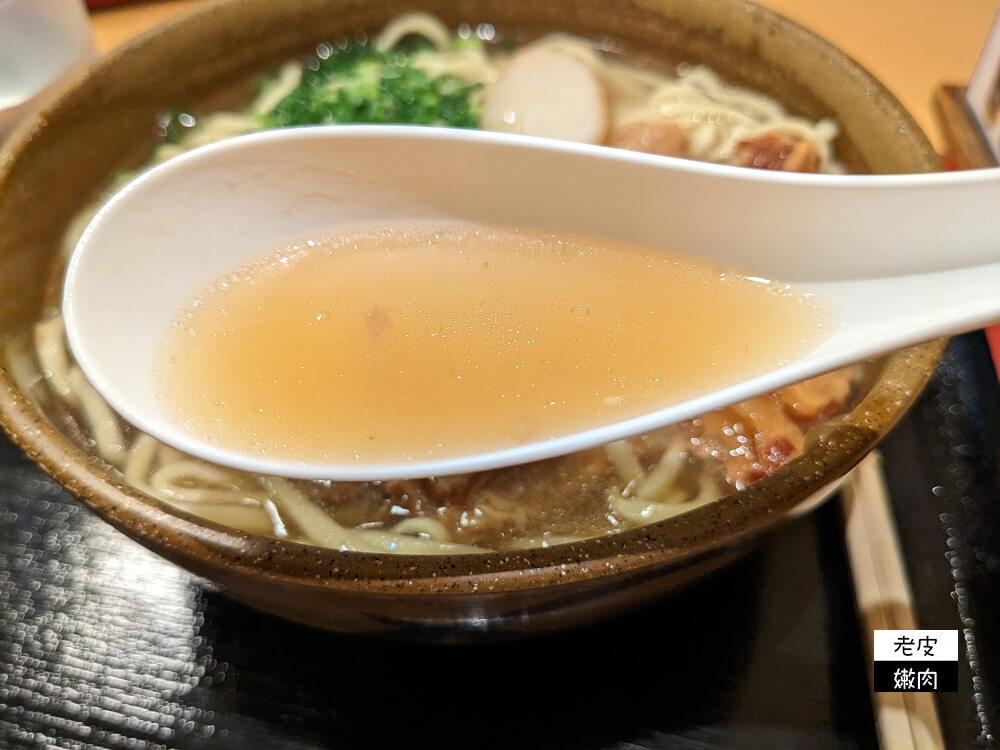 那霸機場銅板美食推薦|國內線1樓【蕎麥處 琉風】軟骨蕎麥麵 沖繩麵 - 老皮嫩肉的流水帳生活