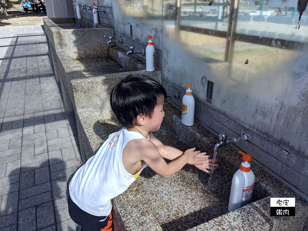 南投免費景點-中興新村兒童公園 挖沙、盪鞦韆、鏡子迷宮超好玩 - 老皮嫩肉的流水帳生活