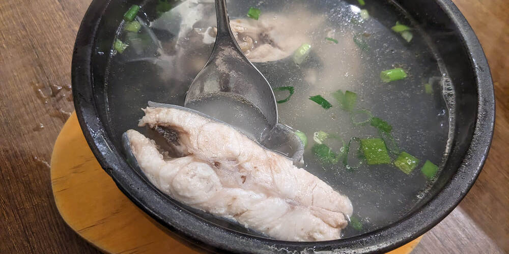 蘇澳平價海鮮-食令鮮魚湯店|自家漁船直送 鮮魚湯一碗90元 - 老皮嫩肉的流水帳生活