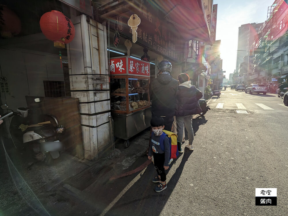 桃園火車站小吃推薦-蔡家滷味|排隊美食 櫥窗滷味第一名 - 老皮嫩肉的流水帳生活