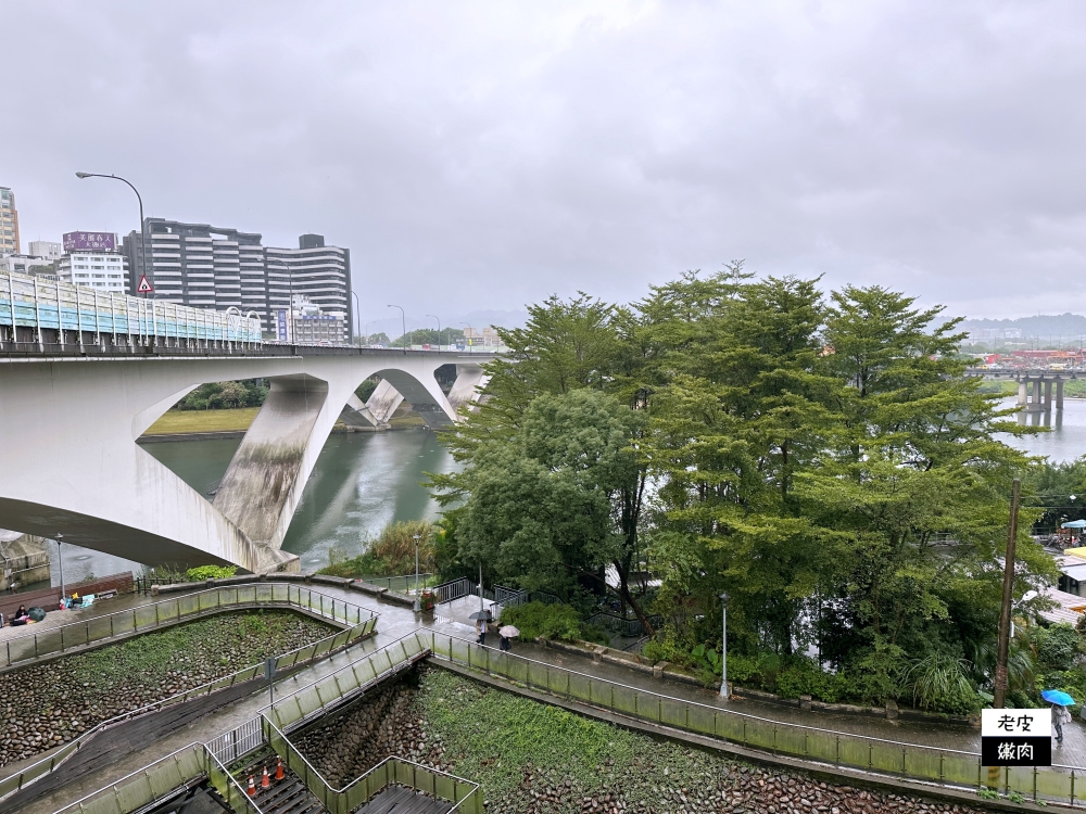 捷運新店住宿推薦-新加州景觀旅館|碧潭第一排 - 老皮嫩肉的流水帳生活