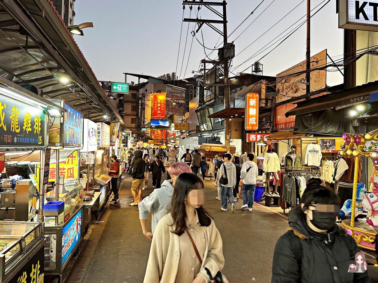 逢甲夜市住宿【逢甲K行旅 - 久窩行旅 】夜市正樓上但隔音效果好 - 老皮嫩肉的流水帳生活