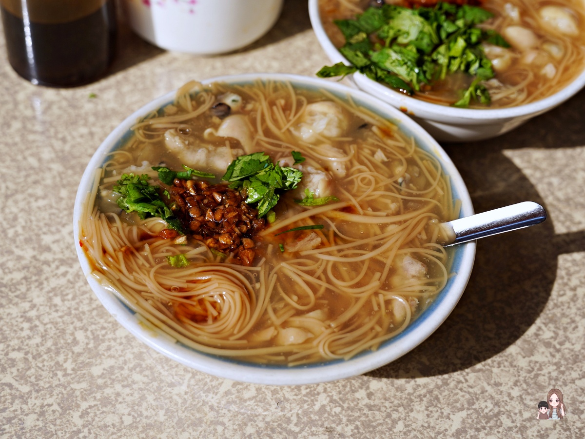 歐仔麵線的配料有大腸、蚵仔跟肉羹，沒有一定的比例，全部由老闆娘決定。