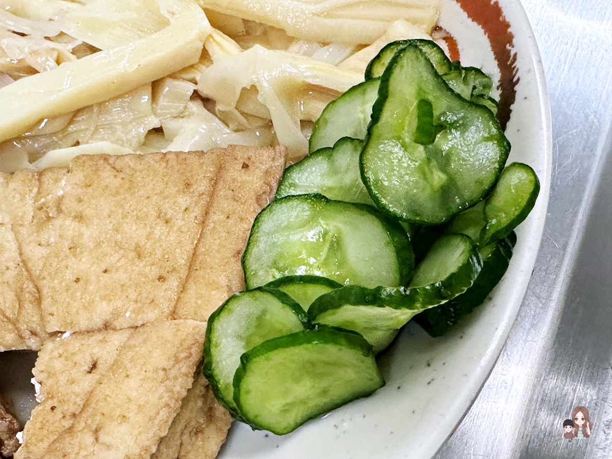 在六號碼頭麵店裡，點小菜送小黃瓜呢