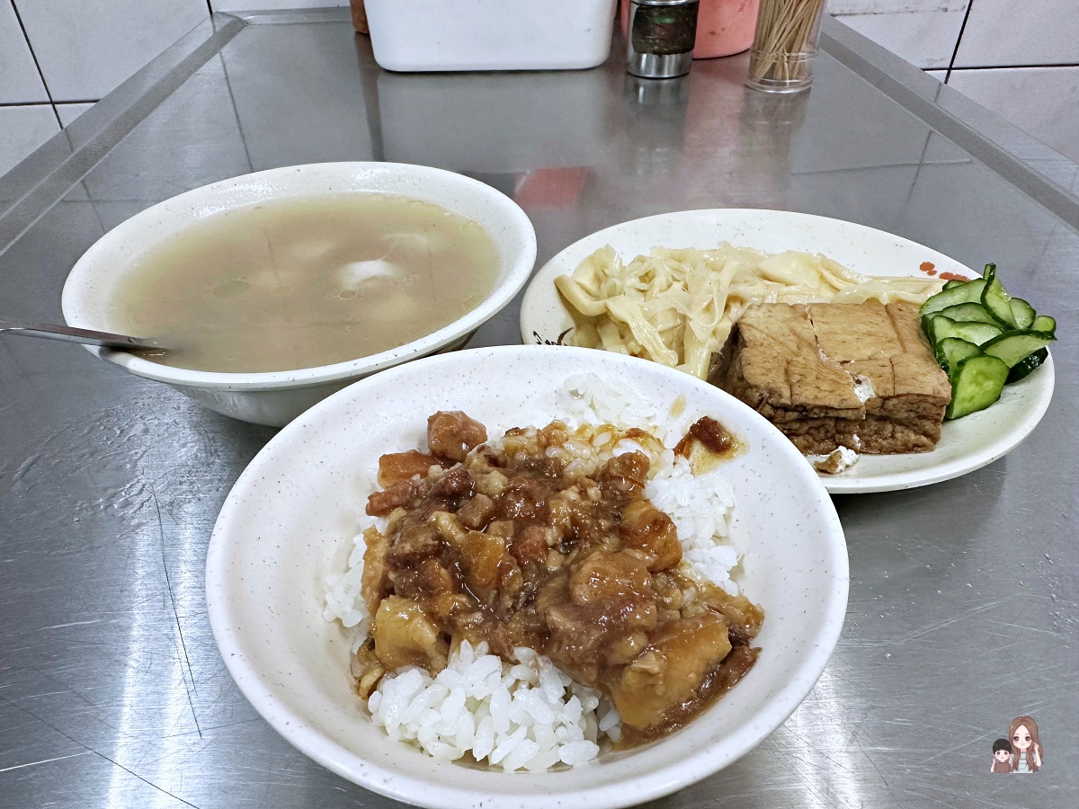 在六號碼頭麵店，五層豬腸湯、滷肉飯跟兩樣小菜，這樣只要90元