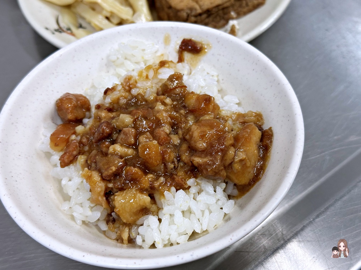 六號碼頭麵店滷肉飯竟然可以點半碗